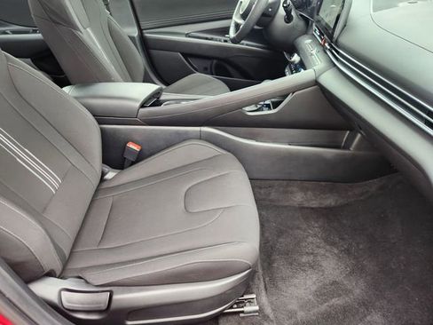 Used 2025 Hyundai Elantra SEL FWD image 14