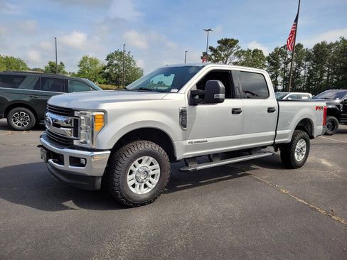 Used 2017 Ford F250 XLT w/ XLT Value Package image 3