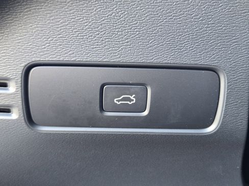 Certified 2025 Volvo XC40 B5 Core w/ Protection Package Premier image 31