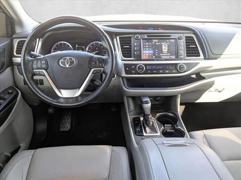 Used 2019 Toyota Highlander XLE image 18