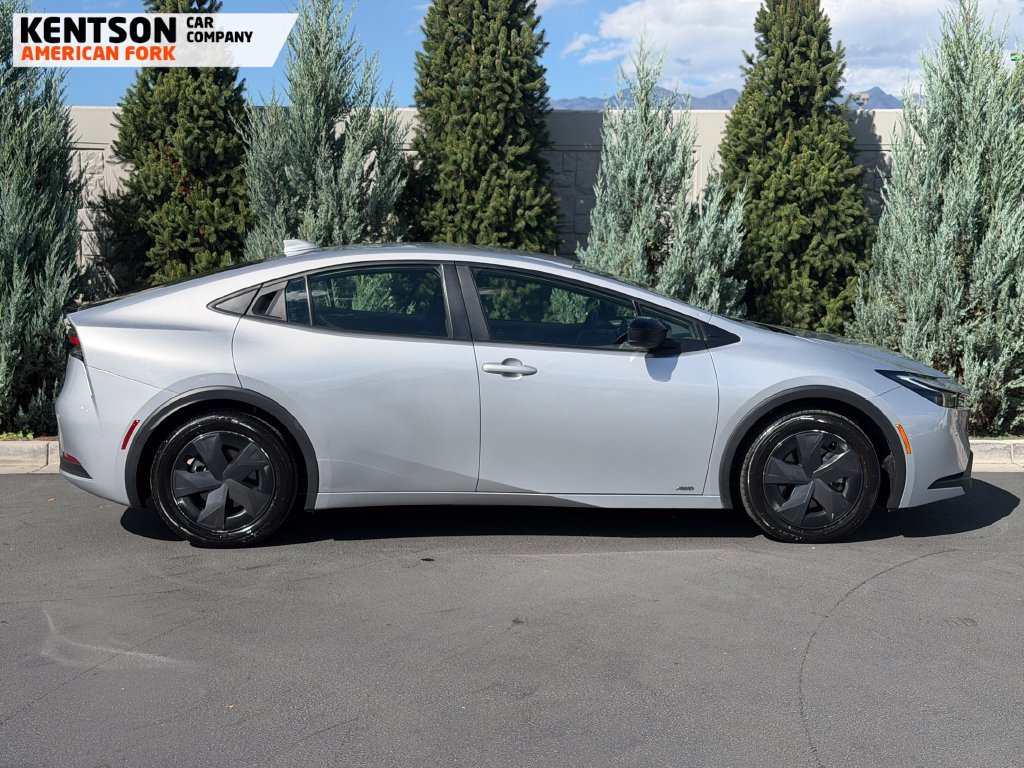 Used 2025 Toyota Prius LE AWD/4WD image 9