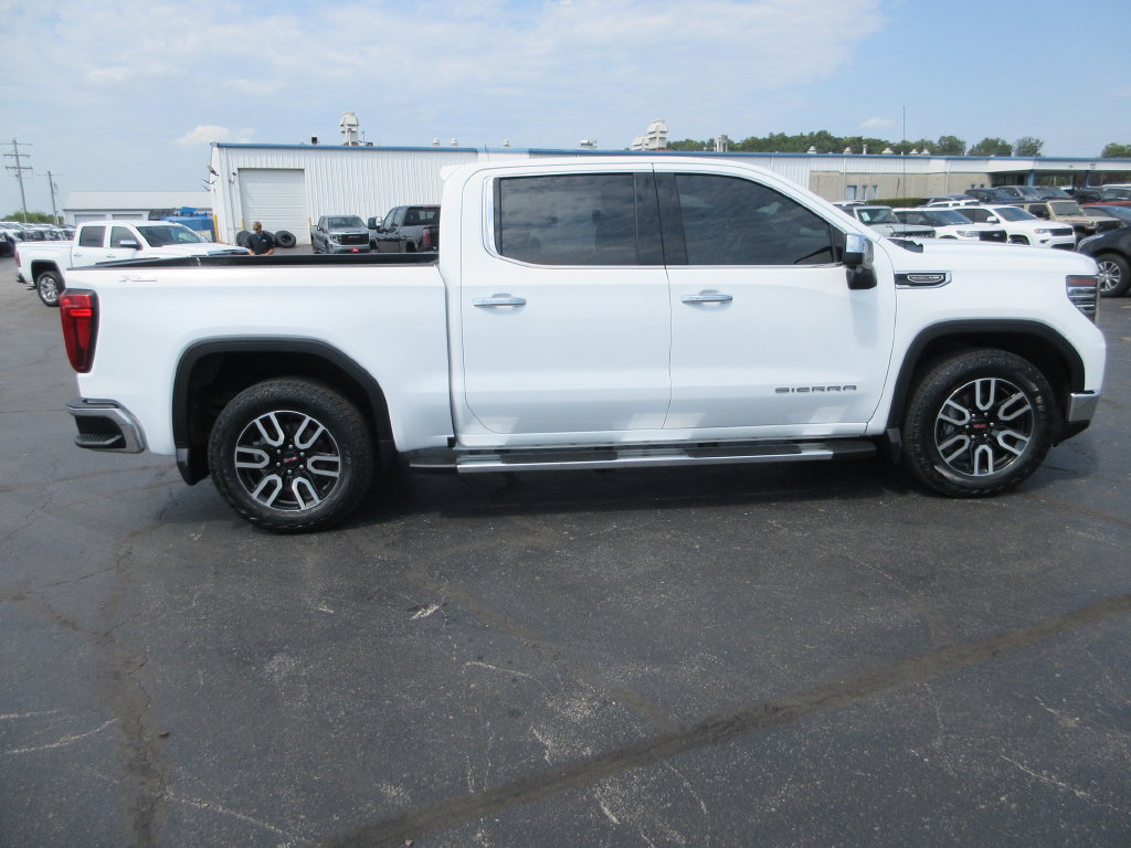 Used 2022 GMC Sierra 1500 SLT w/ SLT Premium Package AWD/4WD image 5
