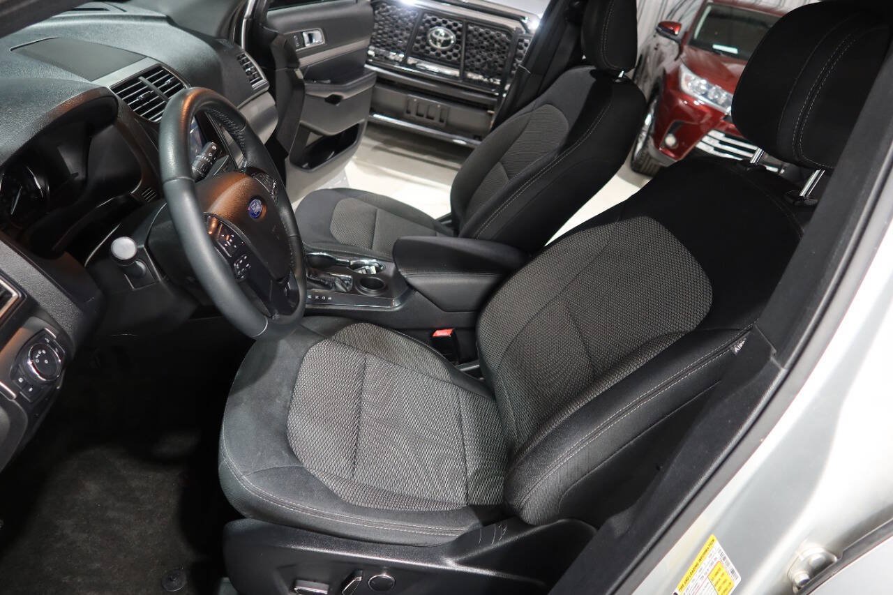 Used 2018 Ford Explorer XLT w/ Equipment Group 201A FWD image 20