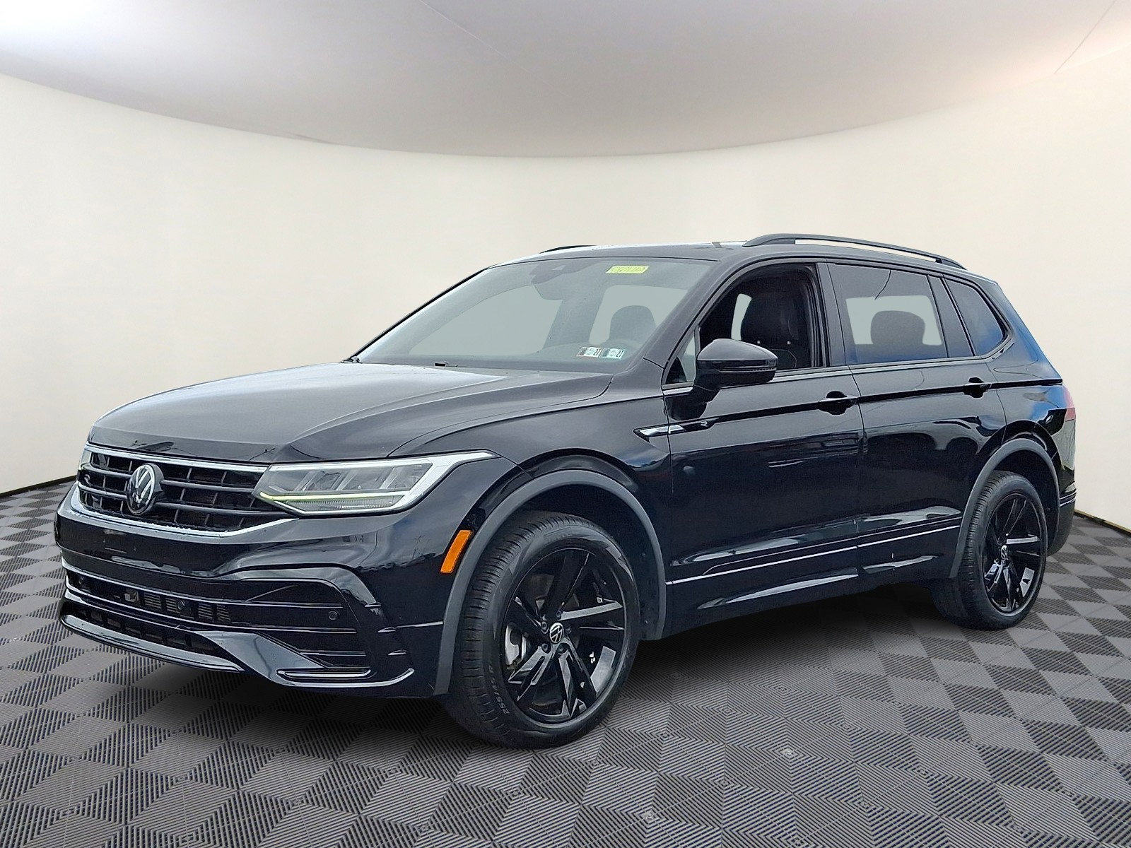Used 2024 Volkswagen Tiguan SE R-Line AWD/4WD image 3