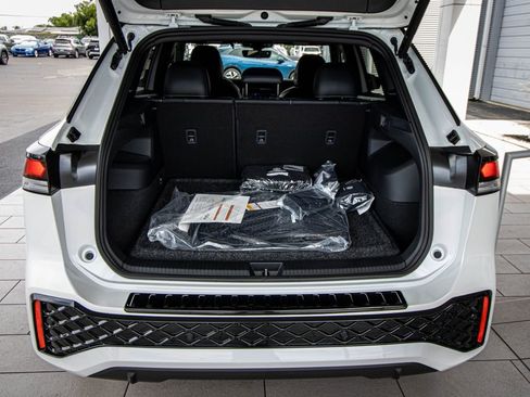 New 2026 Volkswagen Tiguan SE R-Line FWD image 17