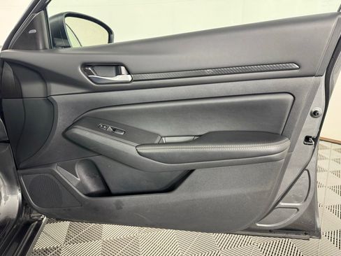 Used 2025 Nissan Altima 2.5 SV FWD image 38