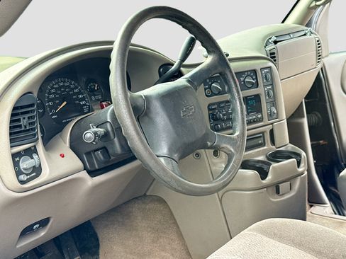 Used 2004 Chevrolet Astro Passenger AWD w/ LS Preferred Equipment Group image 4
