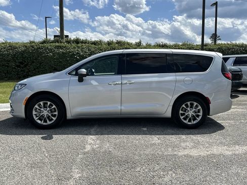 Used 2023 Chrysler Pacifica Touring-L image 11