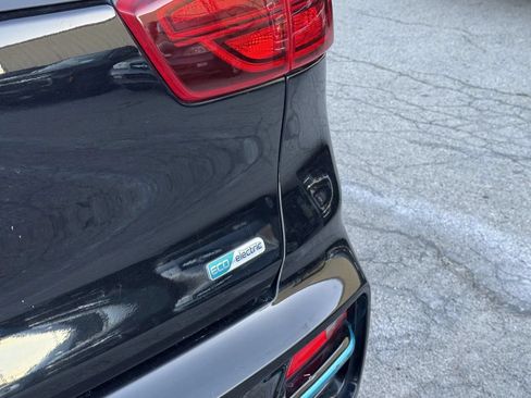 Used 2022 Kia Niro EX Premium w/ Cold Weather Package FWD image 32