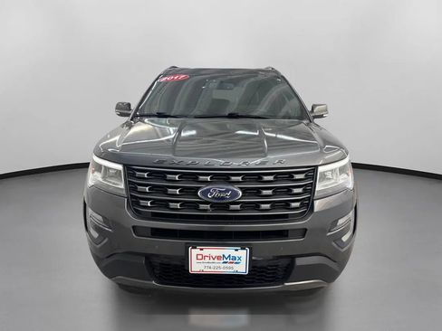 Used 2017 Ford Explorer XLT w/ XLT Technology Feature Bundle image 2
