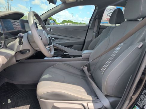 Used 2023 Hyundai Elantra SEL w/ Convenience Package image 13