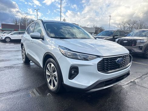 Used 2025 Ford Escape Platinum w/ Premium Technology Package image 4