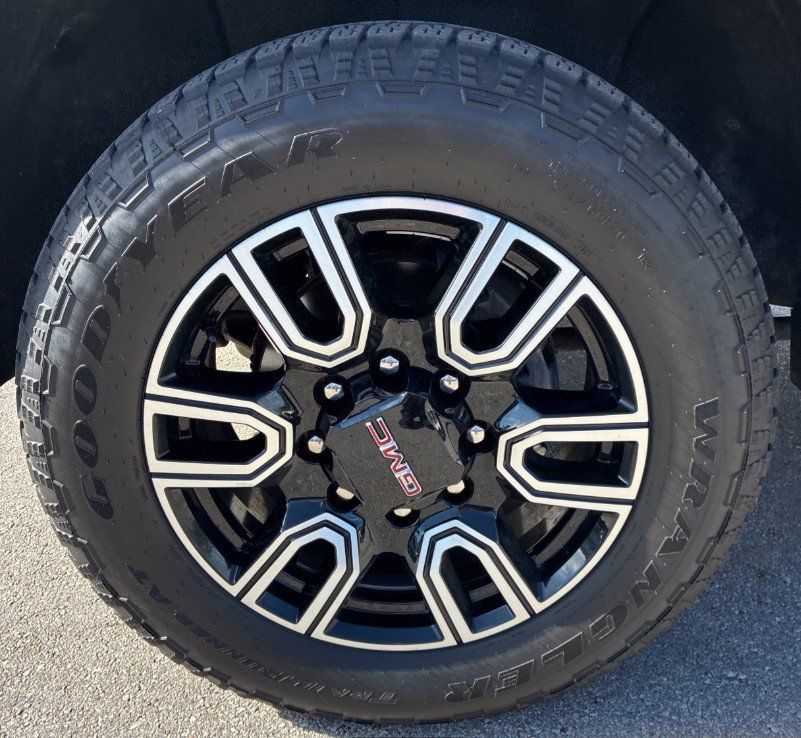 Used 2023 GMC Sierra 2500 AT4 w/ AT4 Preferred Package AWD/4WD image 4