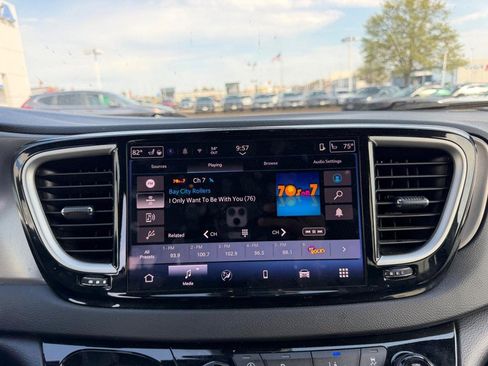 Used 2025 Chrysler Pacifica Select FWD image 16
