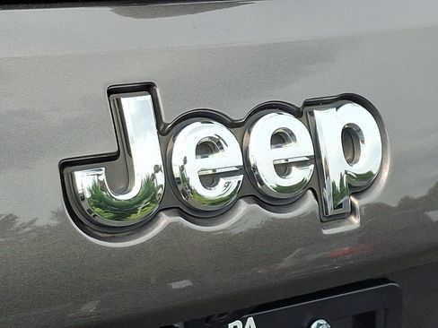 Certified 2017 Jeep Grand Cherokee Laredo w/ Quick Order Package 23E AWD/4WD image 29