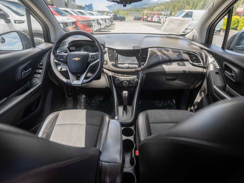 Used 2022 Chevrolet Trax LT w/ LT Convenience Package AWD/4WD image 14
