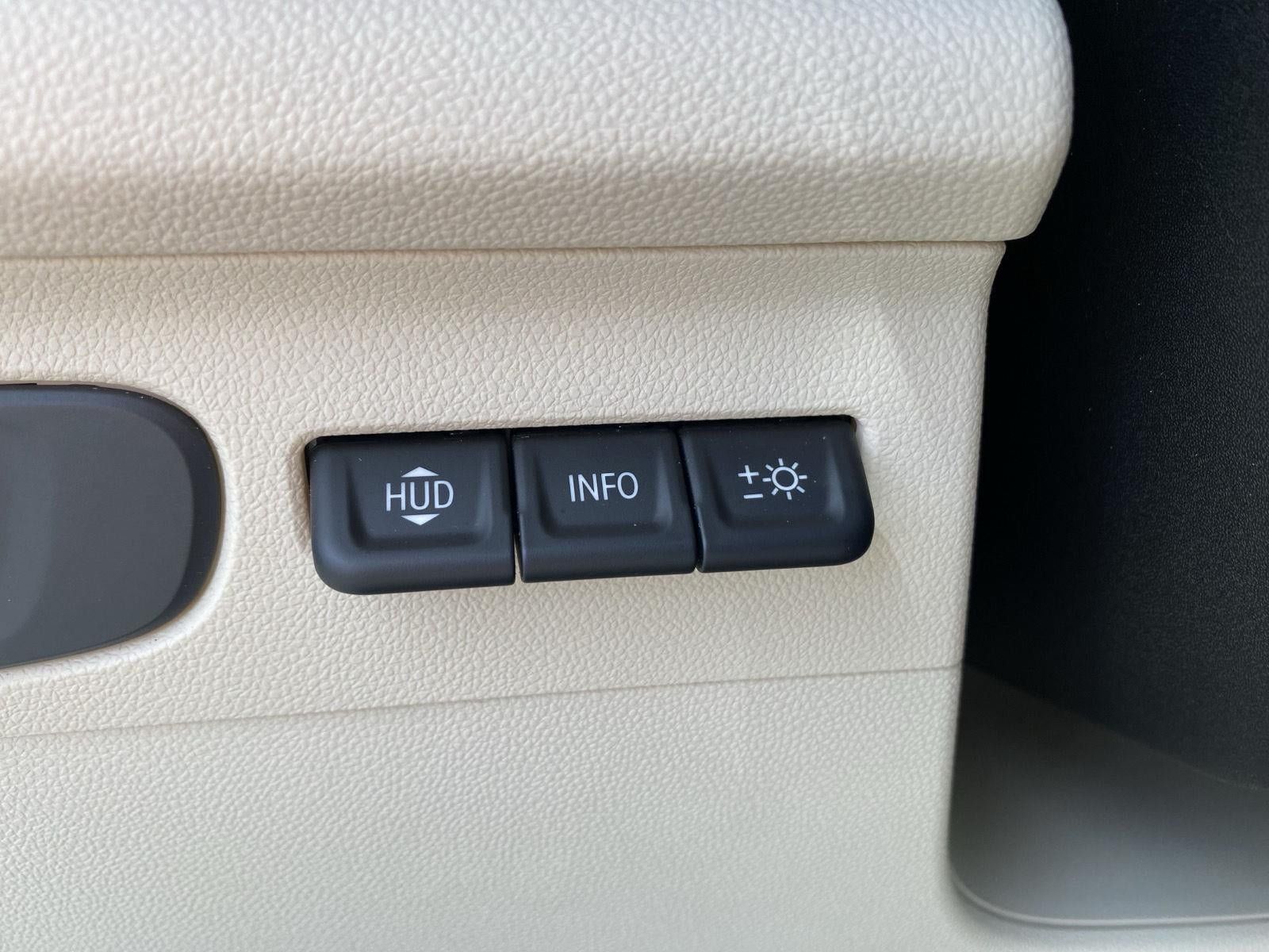 Used 2023 Buick Envision Avenir AWD/4WD image 47