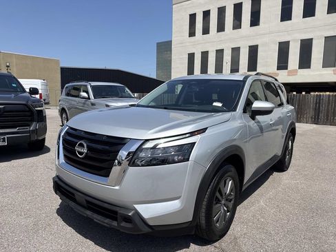 Used 2025 Nissan Pathfinder SV FWD image 3