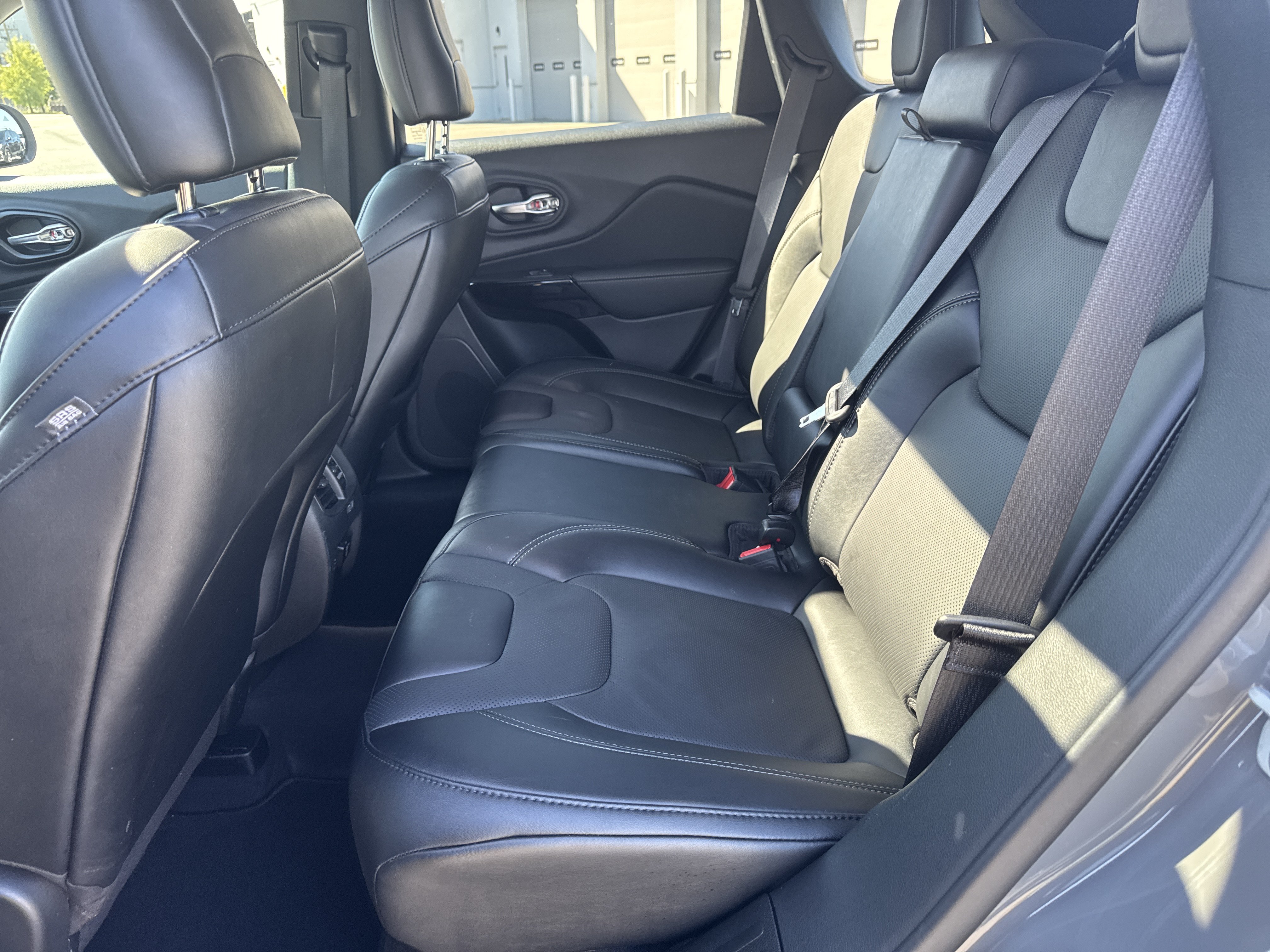 Used 2023 Jeep Cherokee Altitude Lux AWD/4WD image 32