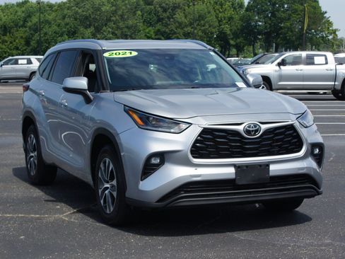 Used 2021 Toyota Highlander XLE FWD image 24