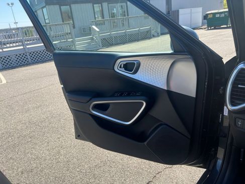 Used 2025 Kia Soul LX w/ LX Technology Package FWD image 18