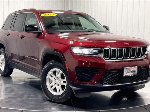 Used 2023 Jeep Grand Cherokee Laredo w/ Luxury Tech Group I AWD/4WD image 3