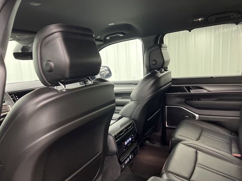 Used 2025 Jeep Wagoneer 4WD w/ Convenience Group I image 14