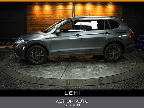 Used 2024 Volkswagen Tiguan SE image 1