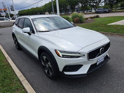 New 2026 Volvo V60 B5 Cross Country Plus w/ Climate Package AWD/4WD image 2