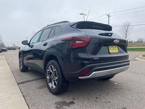 Used 2025 Chevrolet Trax LT FWD image 7
