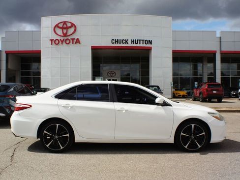 Used 2017 Toyota Camry SE image 1
