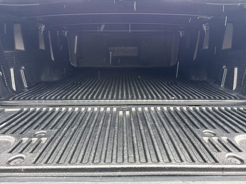 Used 2024 Nissan Titan SV w/ SV Convenience Package image 32