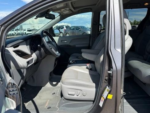 Used 2019 Toyota Sienna XLE Premium w/ Protection Package FWD image 14