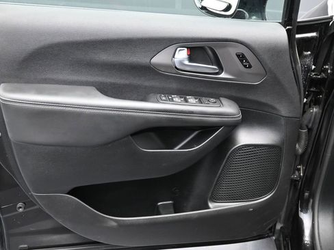 Used 2025 Chrysler Pacifica Select image 12