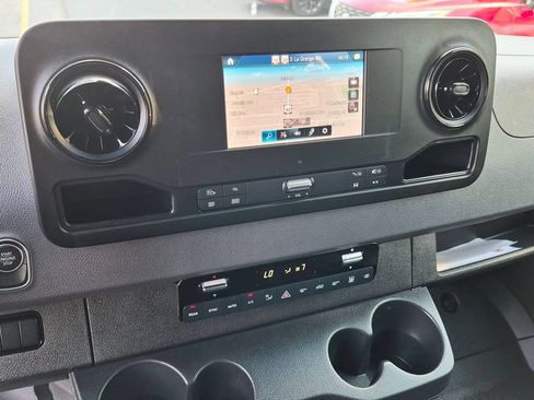Used 2021 Mercedes-Benz Sprinter 2500 image 17
