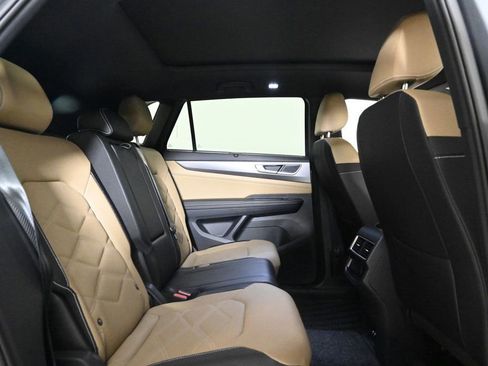 Used 2025 Volkswagen Atlas Cross Sport SE w/ Panoramic Sunroof Package image 17