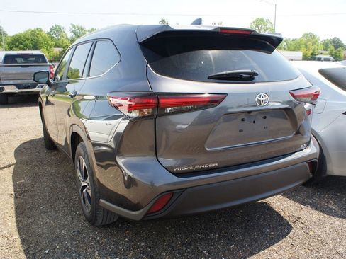 Used 2024 Toyota Highlander XLE image 6
