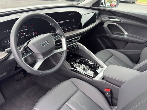 Used 2025 Audi Q5 Premium w/ Convenience Package image 8