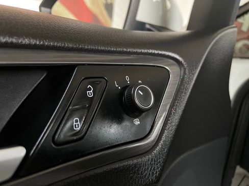 Used 2017 Volkswagen e-Golf SEL Premium image 33