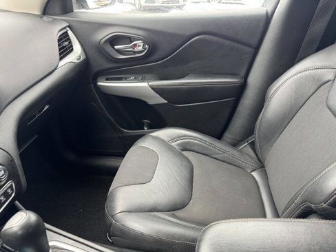 Used 2018 Jeep Cherokee Latitude Plus w/ Comfort/Convenience Group image 20