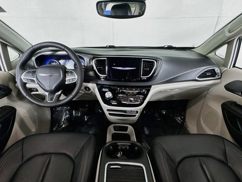 Used 2024 Chrysler Pacifica Touring-L FWD image 29
