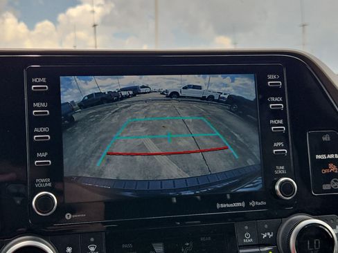 Used 2022 Toyota Highlander XLE FWD image 22
