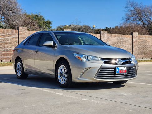 Used 2015 Toyota Camry LE image 4