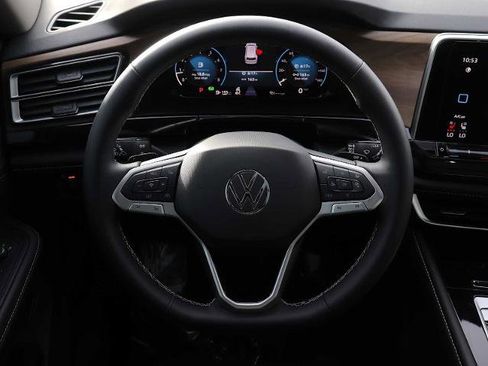 Used 2025 Volkswagen Atlas SE image 32