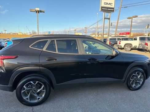 Used 2025 Chevrolet Trax LT w/ LT Convenience Package image 10