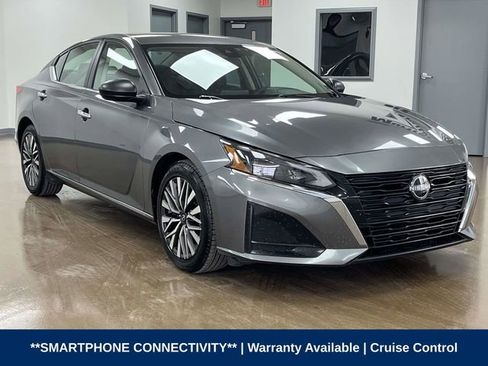 Used 2024 Nissan Altima 2.5 SV FWD image 3