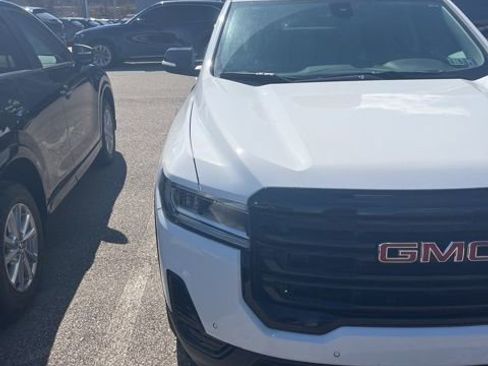 Used 2023 GMC Acadia SLE w/ Driver Convenience Package image 4