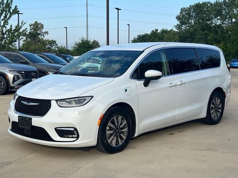 Used 2023 Chrysler Pacifica Touring-L FWD image 5