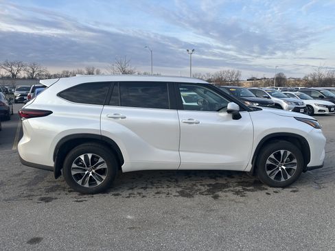 Used 2024 Toyota Highlander XLE image 3