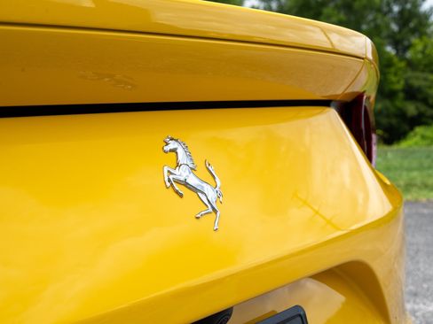 Used 2019 Ferrari 812 Superfast RWD image 16